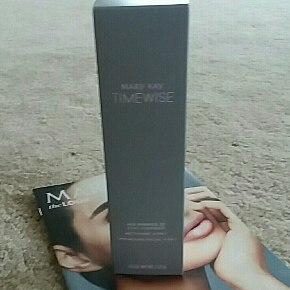 New Mary Kay age minimize 3D 4 in 1 cleanser